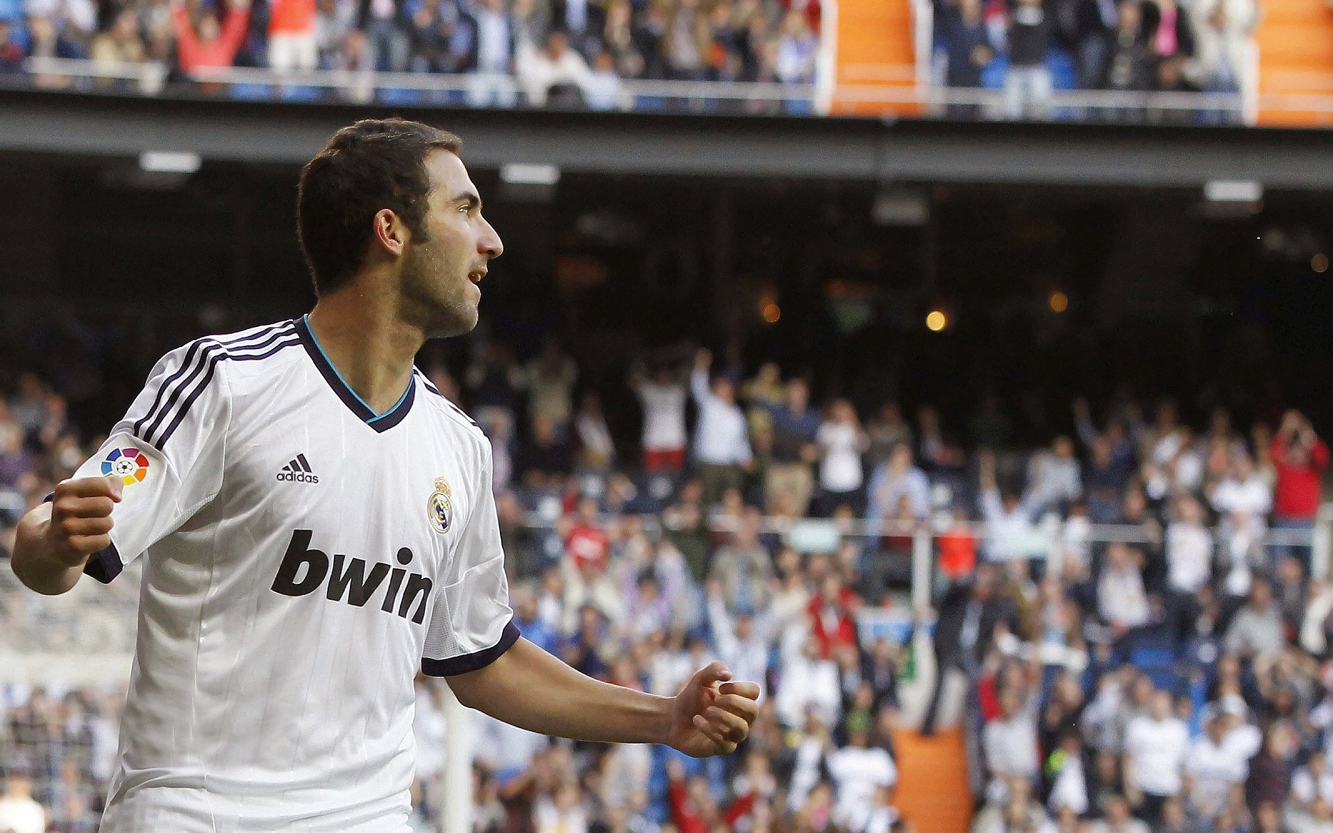 婚礼主题跑 新人身着礼服跑完全程成为赛场焦点